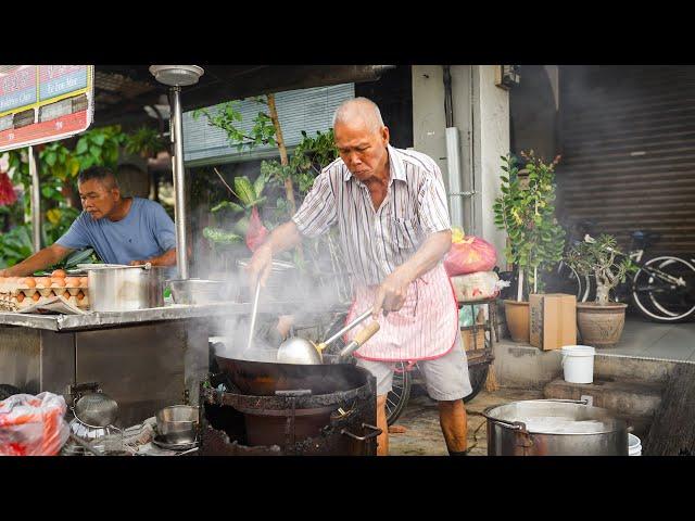 Penang Noodles Master ! 70 Years Old Grandpa Who Cooks The Best Fried Noodles in Penang