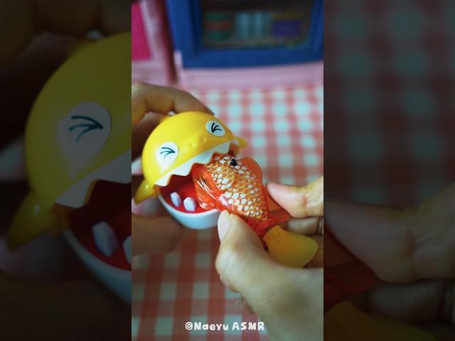 [Toy ASMR] Baby shark gets sick after eating fish물고기 먹고 아픈 아기상어