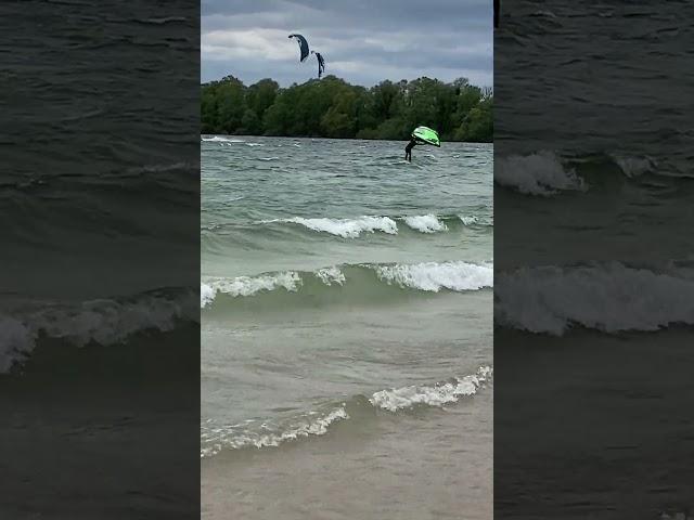 Coup de vent sur la plage de Géraudot : Into the gusts - wind, waves & fall