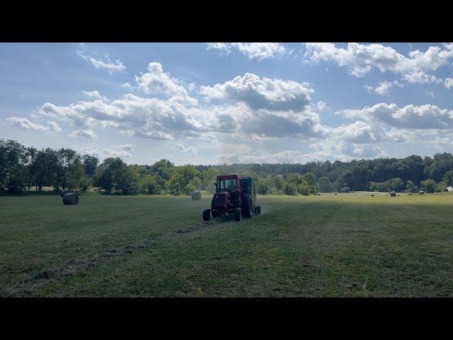 Nice Day to Work in the Hay #allischalmers #agco #johndeere #farming