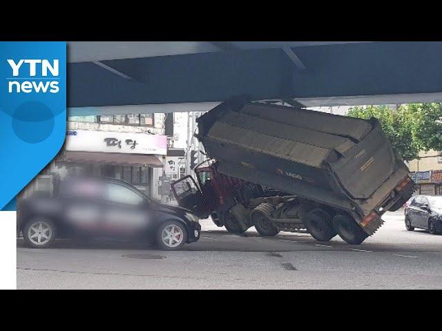 고가차도 교각에 화물차 충돌...한때 교통 통제 / YTN