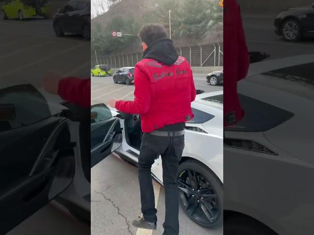 슈퍼카 타고 출근 준비하는 회사원