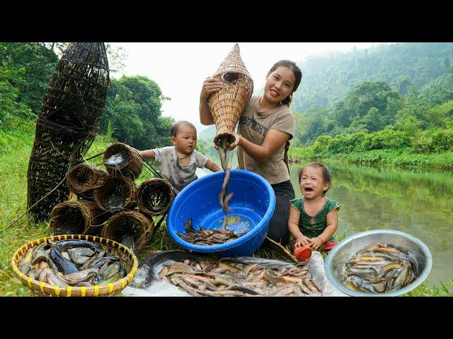 How to catch fish and trap giant fish in the wild -bring it to the market to sell with your children