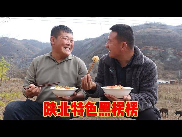 People in northern Shaanxi can't eat enough potato. The young man uses potato to make a special sna