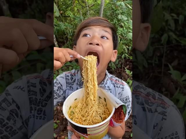 Ý TƯỞNG tuyệt vời. Đơn giản và bạn cũng có thể sửdụng nó #camping#survival#lifehacks #noodles