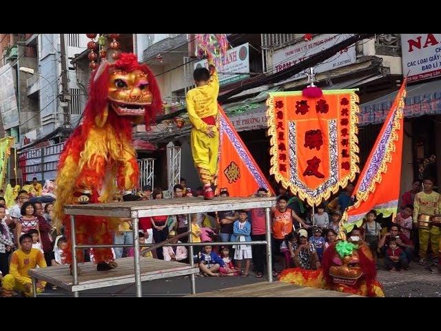 Lion Dance Lunar New Year 2014 TET Vietnam