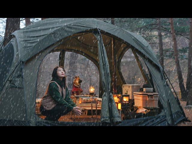 In the snowy forest. Hot tent solo camping with a dog / Cozy setup / Camping V-log