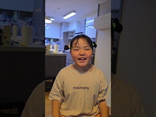 엄마가 없을 때는 혼자 머리 묶는 막내 시아