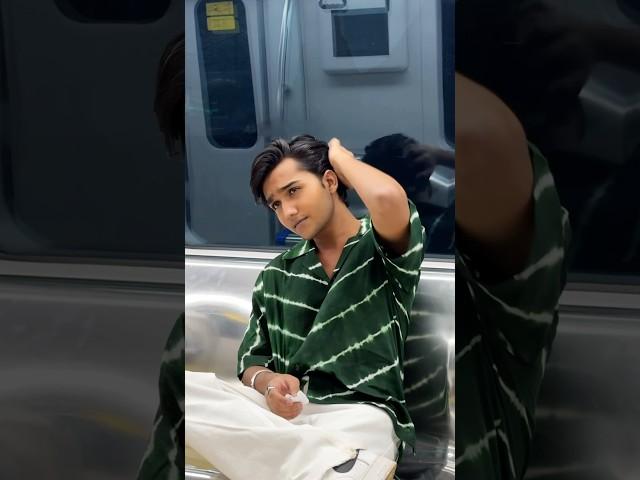 Metro feels like #romcom when you’re vibing on #tuhitu ️