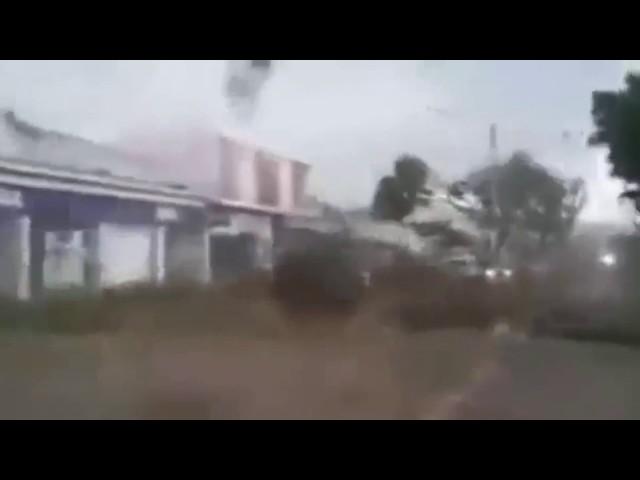 Hurrican IRMA Eye wall: flying cars, breaking trees, absolute chaos !!