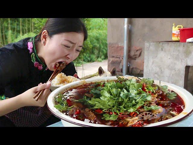 Sichuan cuisine "fat chicken", a bottle of beer, spicy and enjoyable!