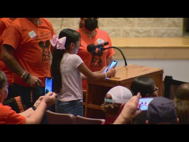 'Turn in your badge!' | Young Uvalde girl angered by law enforcement response at Robb Elementary