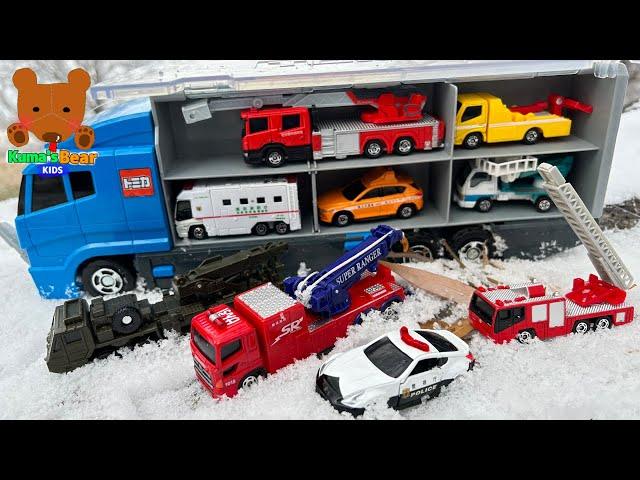 Transportation Vehicle Looks for Diecast Cars on Grass & Icy Road! 【Kuma's Bear】