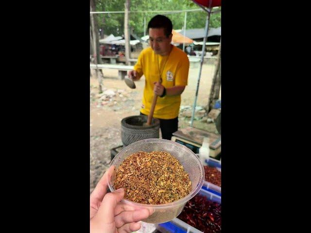 I met the vendor who made sesame salt and had to buy some for my family. The old man came to me and