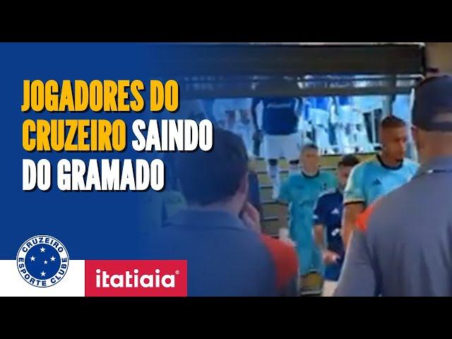 JOGADORES DO CRUZEIRO SAEM CHATEADOS DE CAMPO APÓS A DERROTA PARA O ATLÉTICO