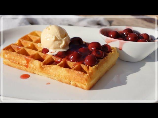 Fantastische belgische Waffeln ohne Hefe mit heißen Kirschen /  Easiest Belgian Waffles Recipe