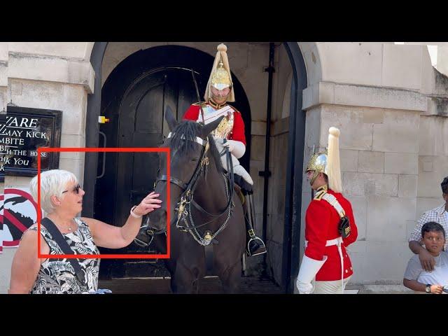 Tourist Who Try to Take Advantage of the Guard Got a Thunderbolt Shock!