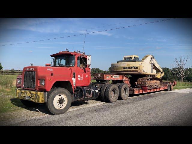 1986 Mack R Model 300 with a 5 Speed Hauling a pc200 Komatsu