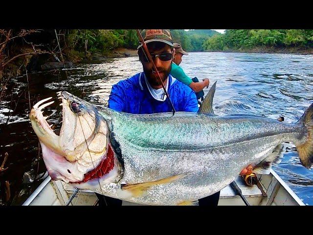 The CRAZIEST FISH in the RIVER!! (DANGEROUS)