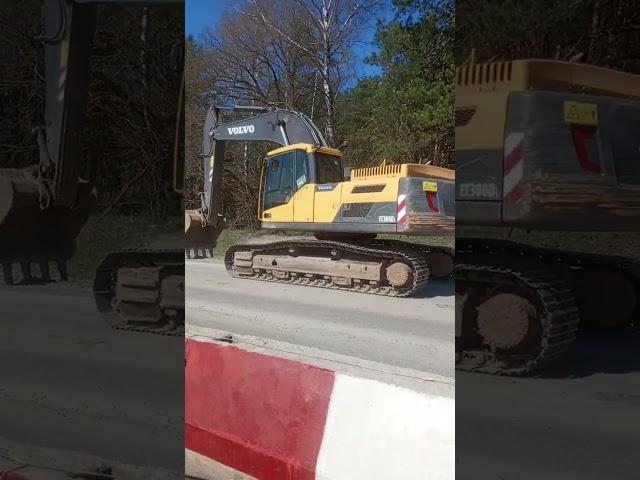 Экскаватор устал. Желтый трактор