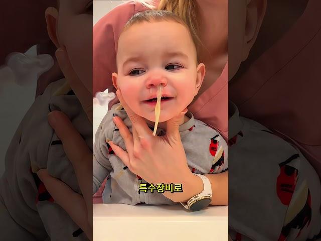 간호사가 아기의 코를 청소 중! 