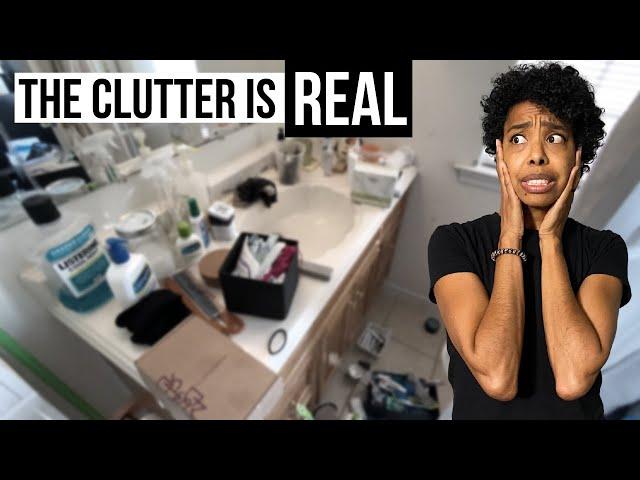  SMALL BATHROOM DECLUTTER AND ORGANIZATION | minimalist declutter my tiny bathroom with me!