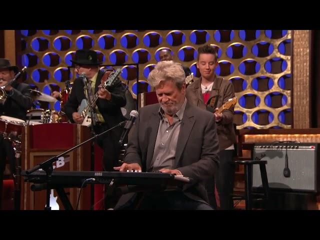 Jeff Bridges (Big Lebowski) - The Man in Me / Bob Dylan cover - Live at Conan