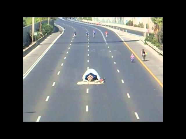 TENT in the middle of the highway... אוהל באיילון יום כיפור