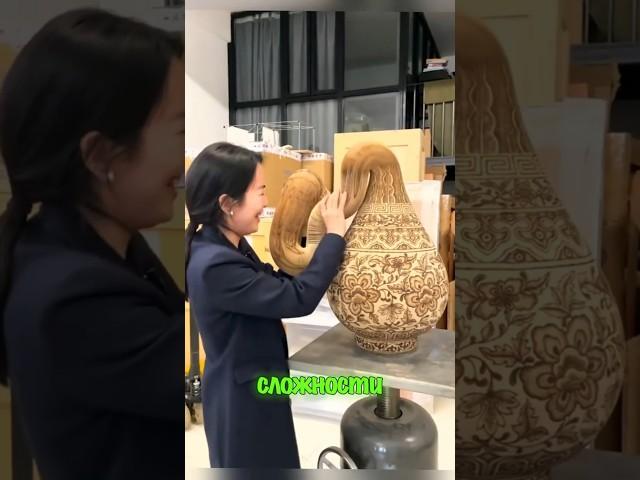 Учится демонстрировать экспонат 