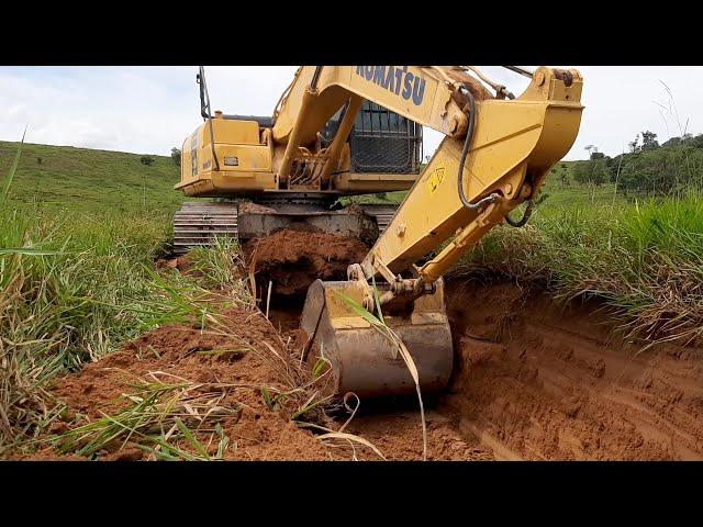 Escavadeira komatsu PC210LC produção em escavação!