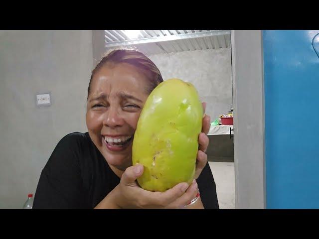 preparando Un refresco de granadilla