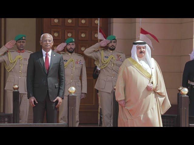 Official welcoming ceremony held in Bahrain for the President and the First Lady