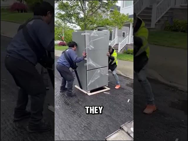 the smart way this worker carries a refrigerator