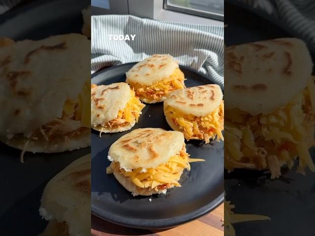 Arepas with shredded chicken🫓