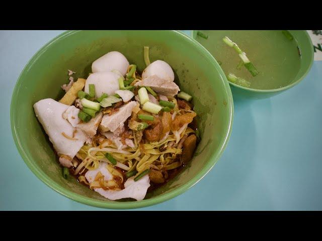 (CLOSED) Hard-To-Find Old-School MEE POK TAH in Chinatown! (Singapore street food)