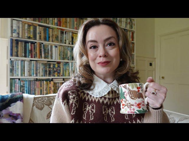 COSY READING VLOG - DISPLAYING  MY CHRISTMAS BOOKS, BAKING PUMPKIN CAKE & NEW SWEATERS  ️