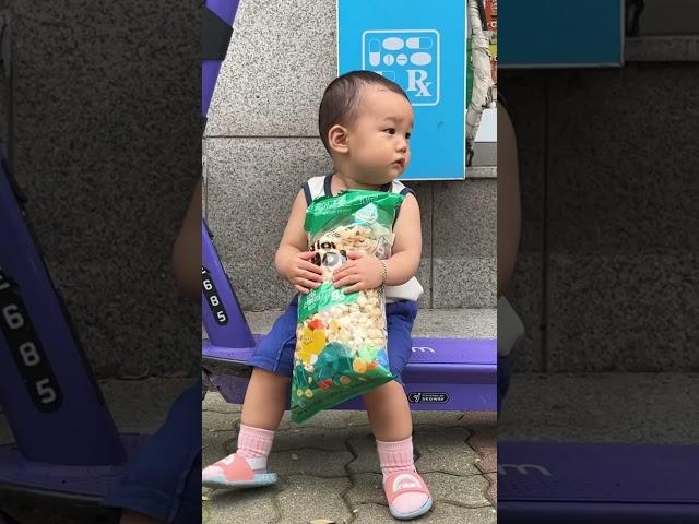 복덩이 누나 형 이모 삼촌들! 좋은 퇴근길 하세요 -강냉이복쭝 올림 #17개월아기 #퇴근길 #마트구경