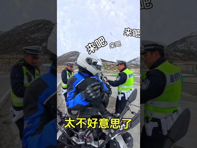 自从绑上这绳子，看见叔叔我都绕着走～@甘孜交警 德格交警 来到甘孜辖区就满满的安全感。川藏317斯泰德勒 无极ds525x gsadv