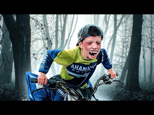 Den y las fantásticas Aventuras en Moto! | Moto Cross a para Niños!