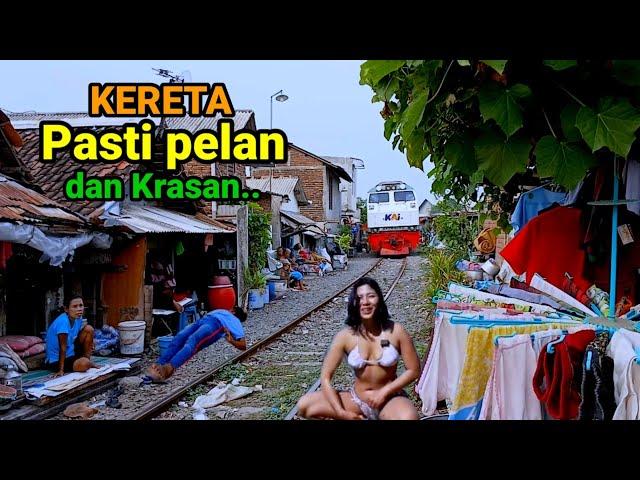 Suasana Ekstrim Kehidupan Kampung Pinggir Rel Kereta Padang Nisan Maisan Surabaya jalur Kenjeran.