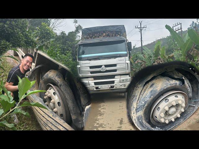 Rescue and change the tire of a 4-wheeled vehicle carrying wood that had a flat tire on a mountain