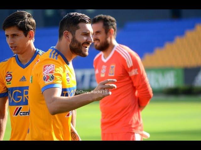 Gignac bromea con "Tuca" Ferretti durante la foto oficial de Tigres