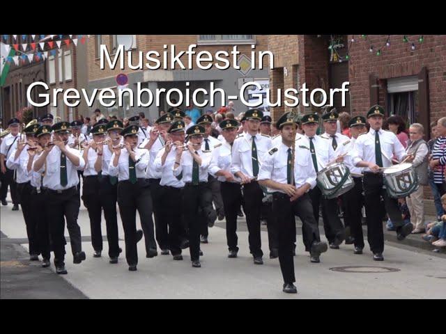 Musikkapellen-Vereine und Tambourcorps ziehen zum Schützenfest 2023 in GV-Gustorf auf.