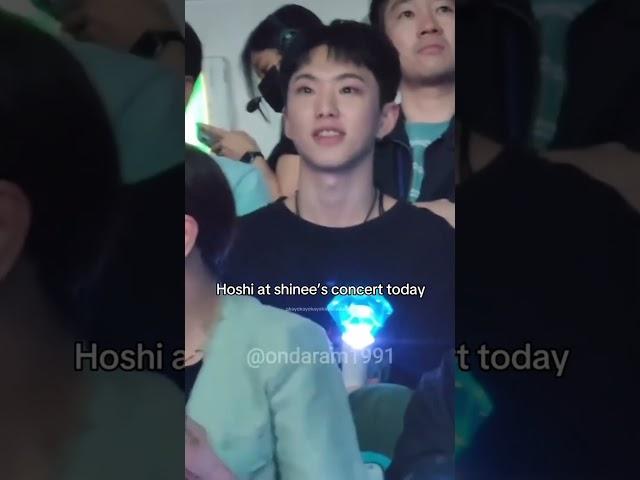 Fanboy hoshi is so adorable#seventeen #seventeencarat #hoshi #kwonsoonyoung