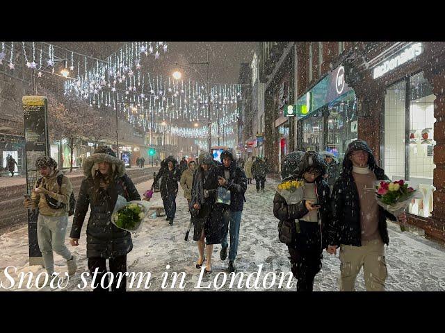 London SNOW Walk  Finally Snowing Central London 2022 | London Best Christmas Lights tour in Snow