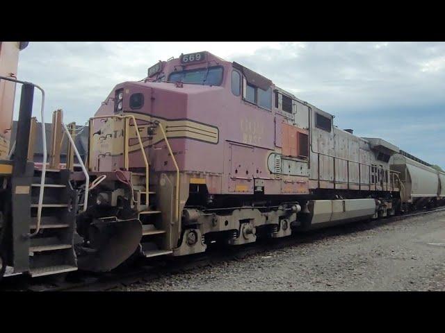 Geometry Train, ATSF Warbonnet, K5HLA, KCS | Railfanning at Parkville, Missouri | 6-1-2022