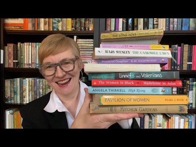 What's Cheering Me Up Right Now! (cozy books, booktube friends, and travel)