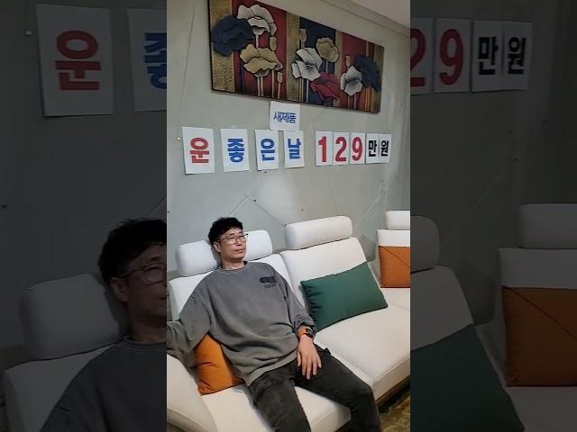 이래서 스윙소파 스윙소파 하는 겁니다.5차 완판 대기록️모먼트가구.파주본점.창원점.용인점️ #가구추천 #가구 #소파추천 #쇼파 #스윙소파 #shorts