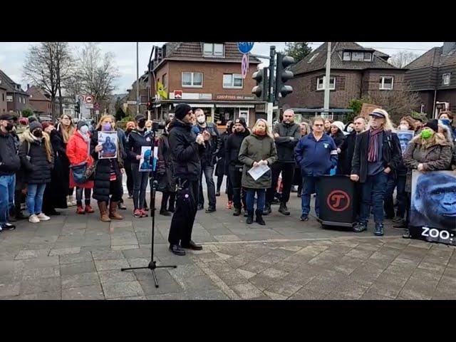 Mahnwache vor dem Zoo in Krefeld: Reden von Colin Goldner & Dr. Mark Benecke (Great Ape Project)