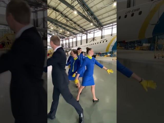 How many crew on this video? #ukraine #flyuia #aviation